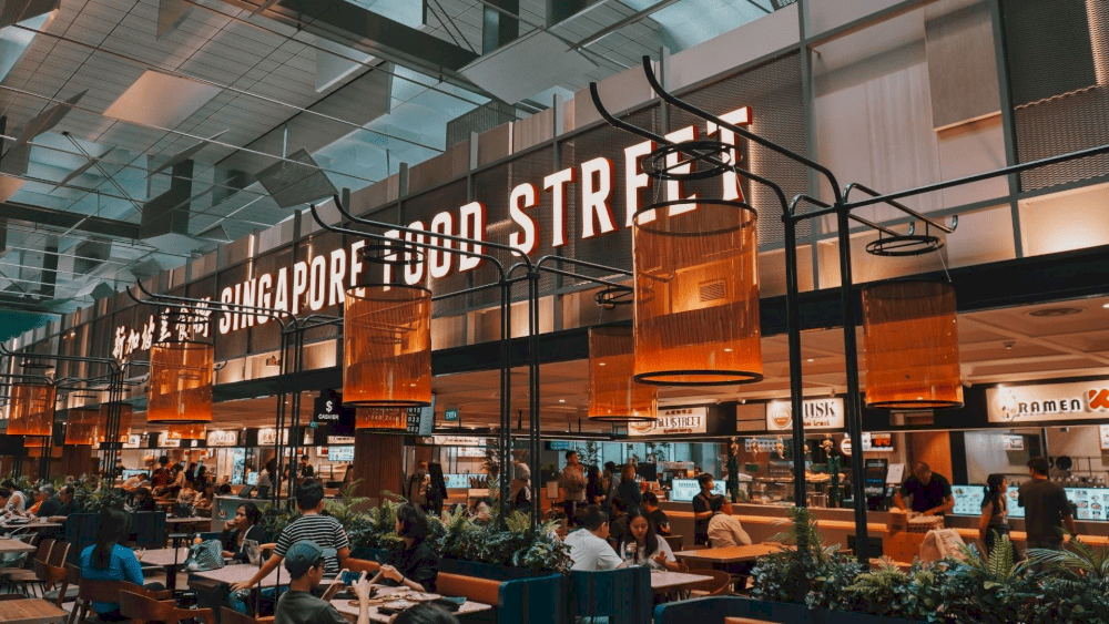 Khu Food Court tại sân bay với nhiều lựa chọn ẩm thực